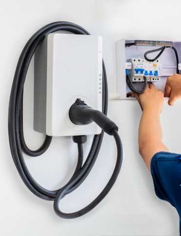 estação de carregamento de parede (Wallbox) instalada na garagem de uma casa.