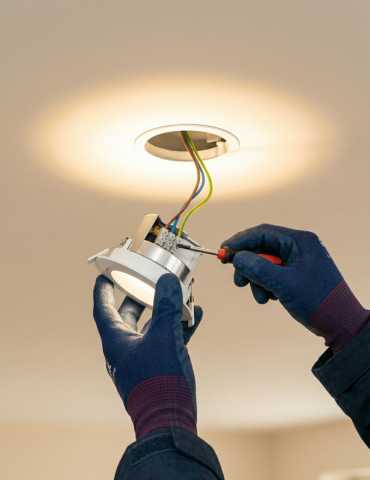 Instalação precisa de spot de luz LED embutido no teto por eletricista profissional